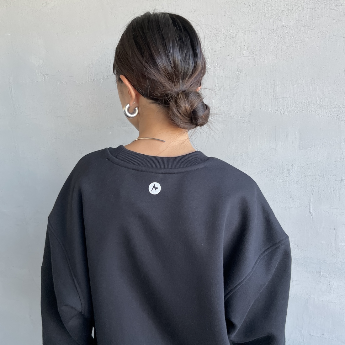 Marmot [マーモット] 別注 ワンポイントロゴ ポケットスウェット [MTFW25USW361IN-JF] BLACK &&モデル身長：150cm 着用サイズ：S&&