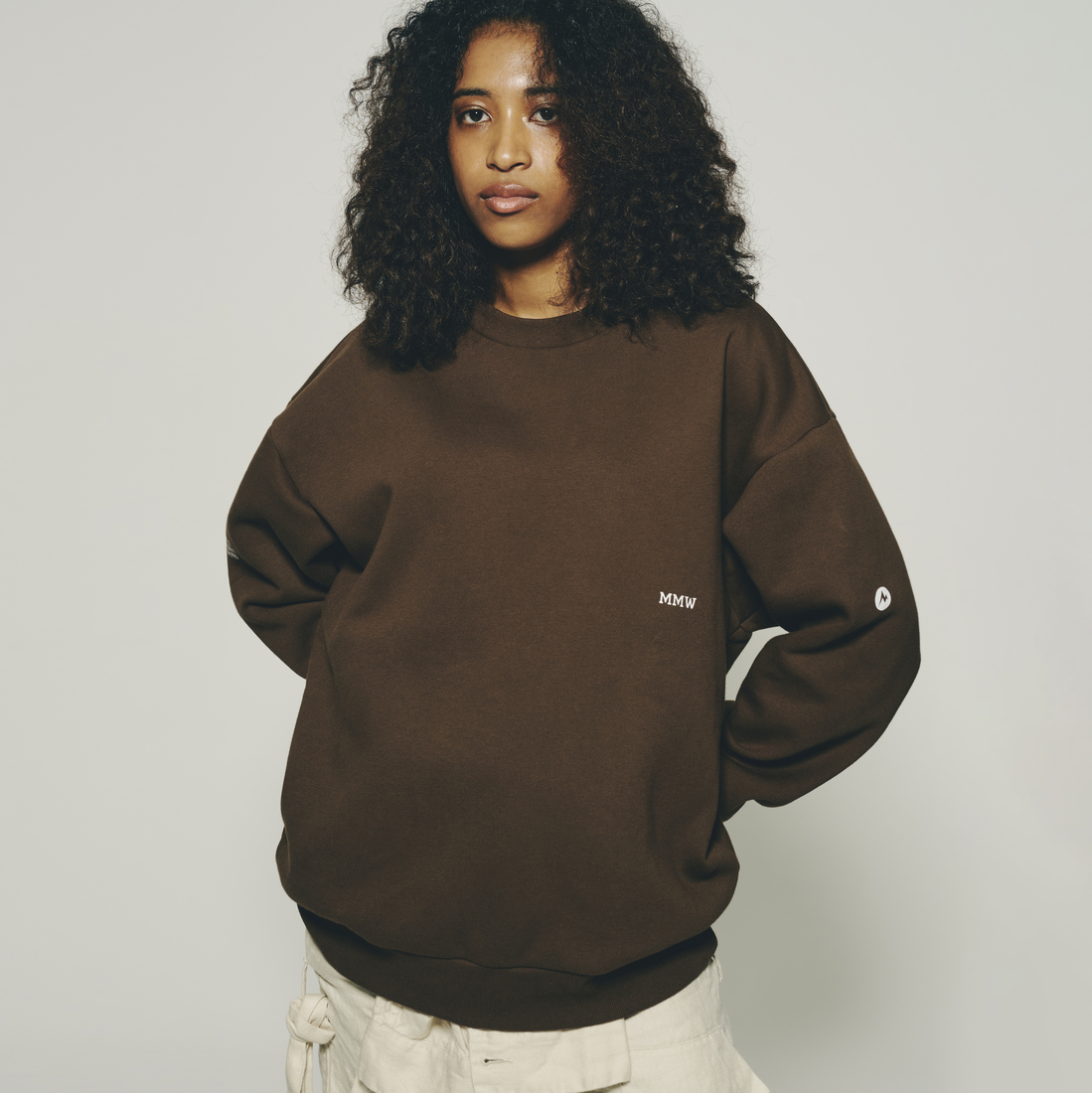 Marmot [マーモット] 別注 ブランドロゴ バックプリントスウェット [MTFW25USW362IN-JF] BROWN