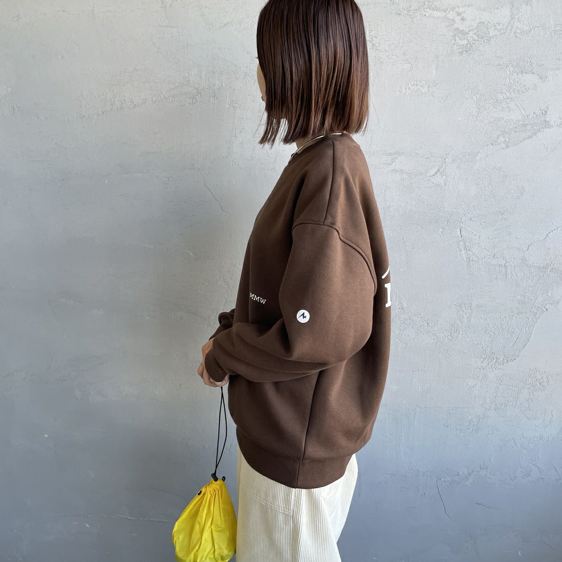 Marmot [マーモット] 別注 ブランドロゴ バックプリントスウェット [MTFW25USW362IN-JF] BROWN &&モデル身長：159cm 着用サイズ：S&&