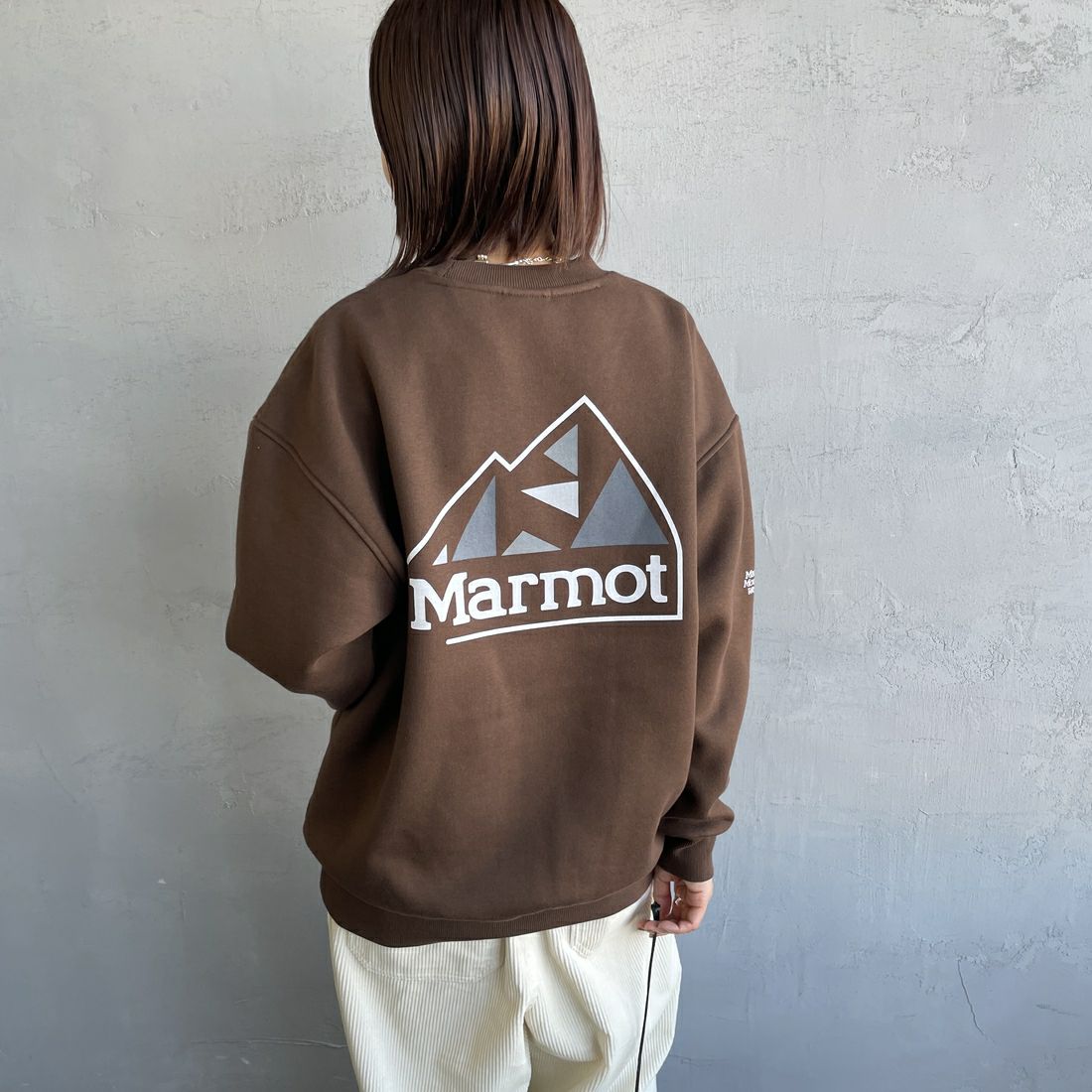 Marmot [マーモット] 別注 ブランドロゴ バックプリントスウェット [MTFW25USW362IN-JF] BROWN &&モデル身長：159cm 着用サイズ：S&&