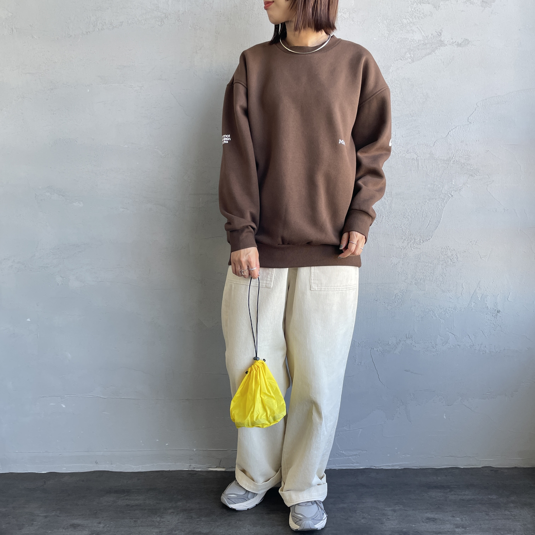 Marmot [マーモット] 別注 ブランドロゴ バックプリントスウェット [MTFW25USW362IN-JF] BROWN &&モデル身長：159cm 着用サイズ：S&&