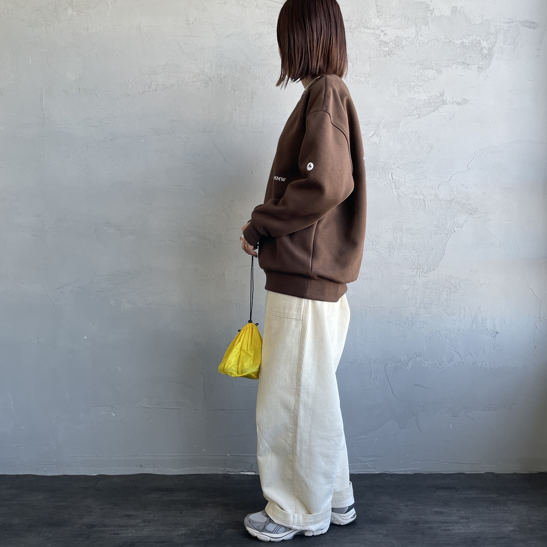 Marmot [マーモット] 別注 ブランドロゴ バックプリントスウェット [MTFW25USW362IN-JF] BROWN &&モデル身長：159cm 着用サイズ：S&&