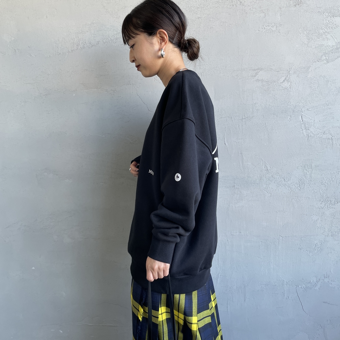 Marmot [マーモット] 別注 ブランドロゴ バックプリントスウェット [MTFW25USW362IN-JF] BLACK &&モデル身長：150cm 着用サイズ：S&&