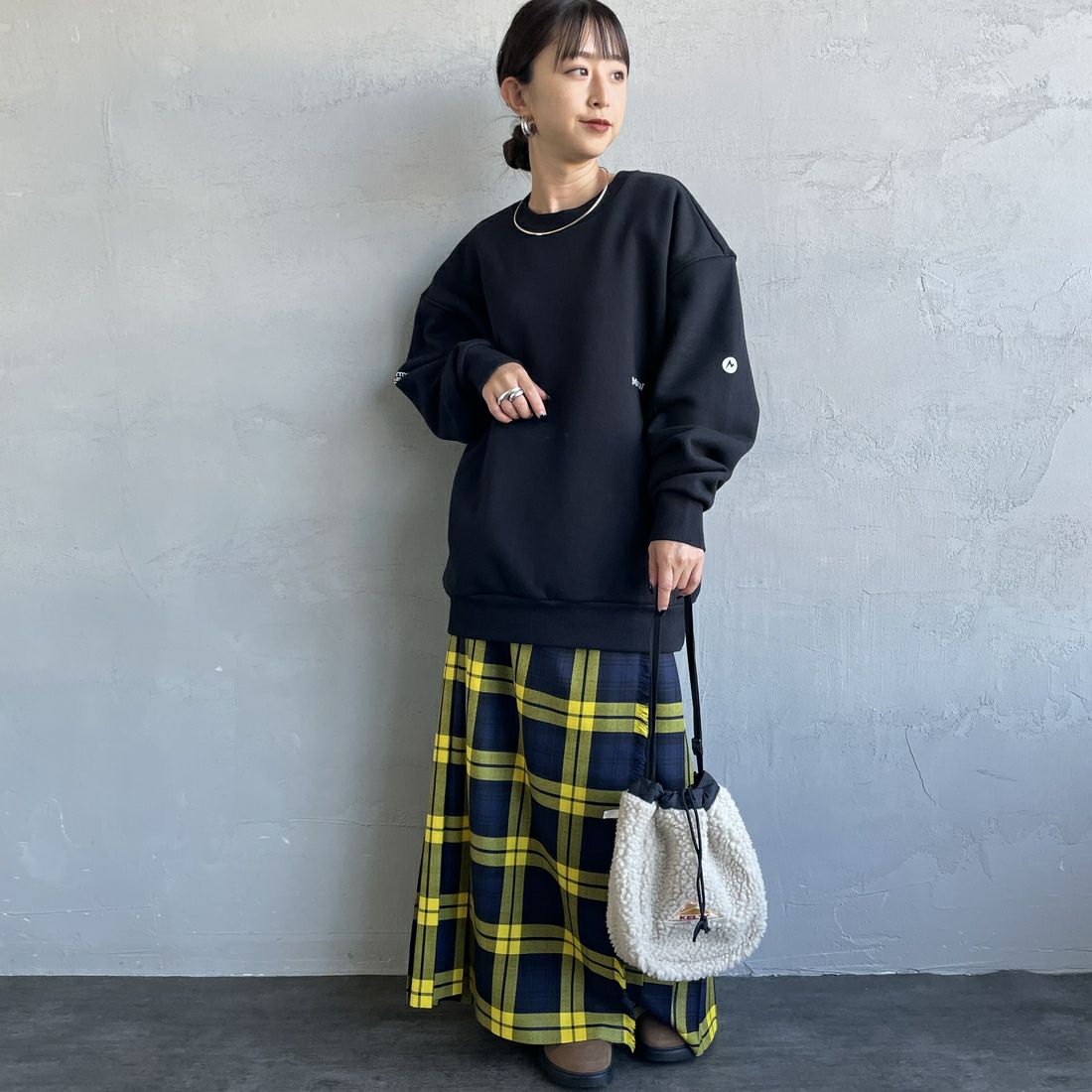 Marmot [マーモット] 別注 ブランドロゴ バックプリントスウェット [MTFW25USW362IN-JF] BLACK &&モデル身長：150cm 着用サイズ：S&&