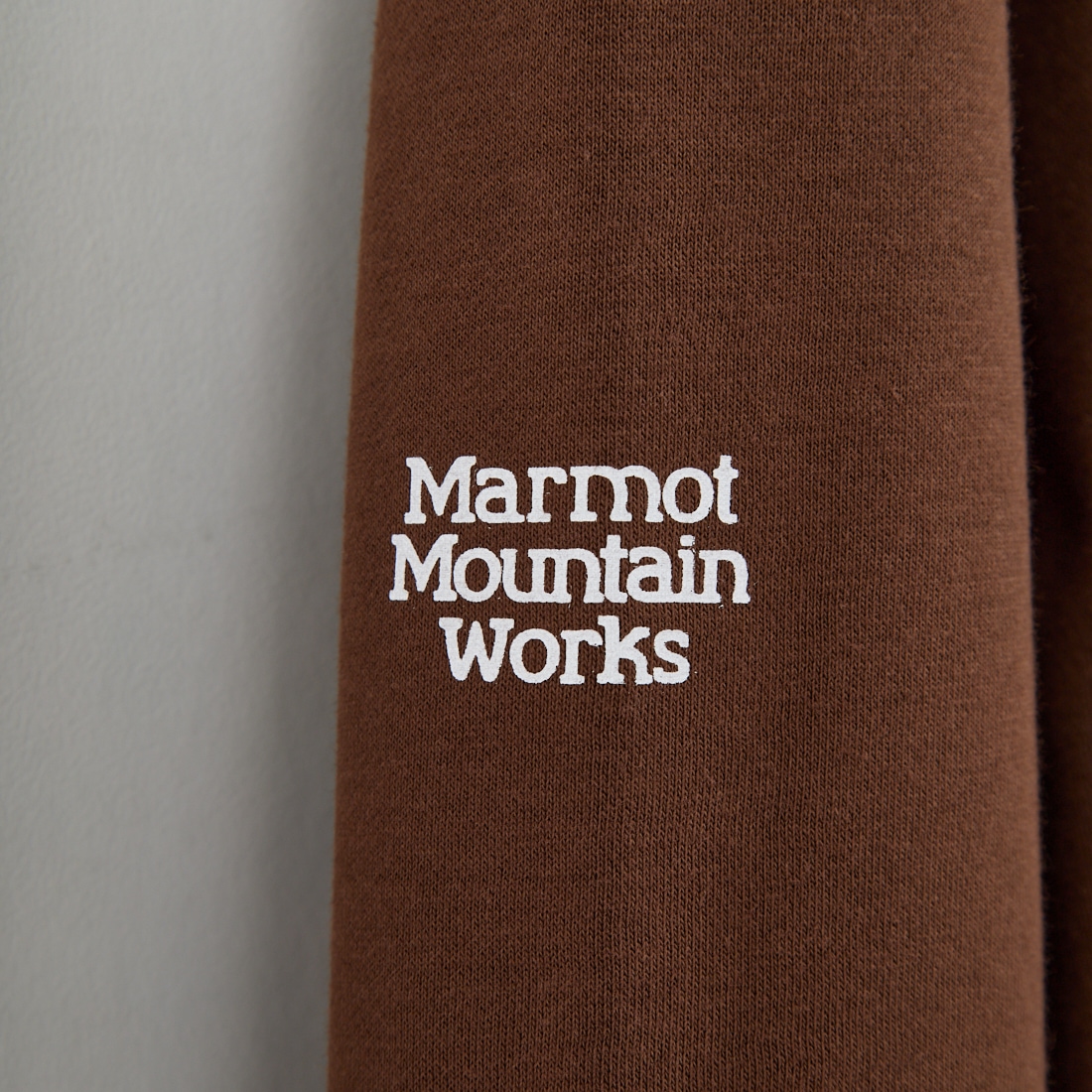 Marmot [マーモット] 別注 ブランドロゴ バックプリントスウェット [MTFW25USW362IN-JF] BROWN