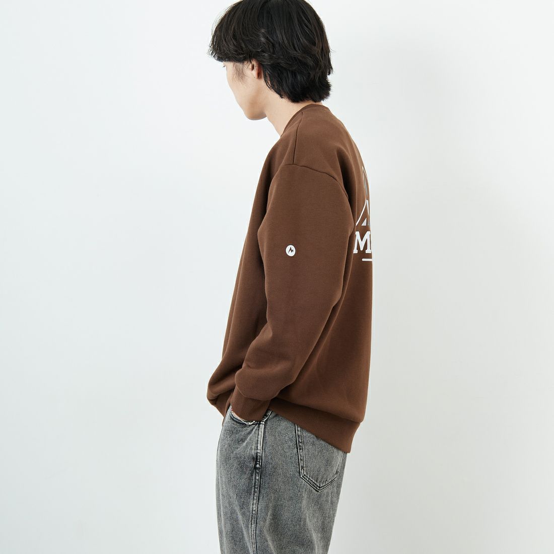 Marmot [マーモット] 別注 ブランドロゴ バックプリントスウェット [MTFW25USW362IN-JF] BROWN &&モデル身長：179cm 着用サイズ：L&&