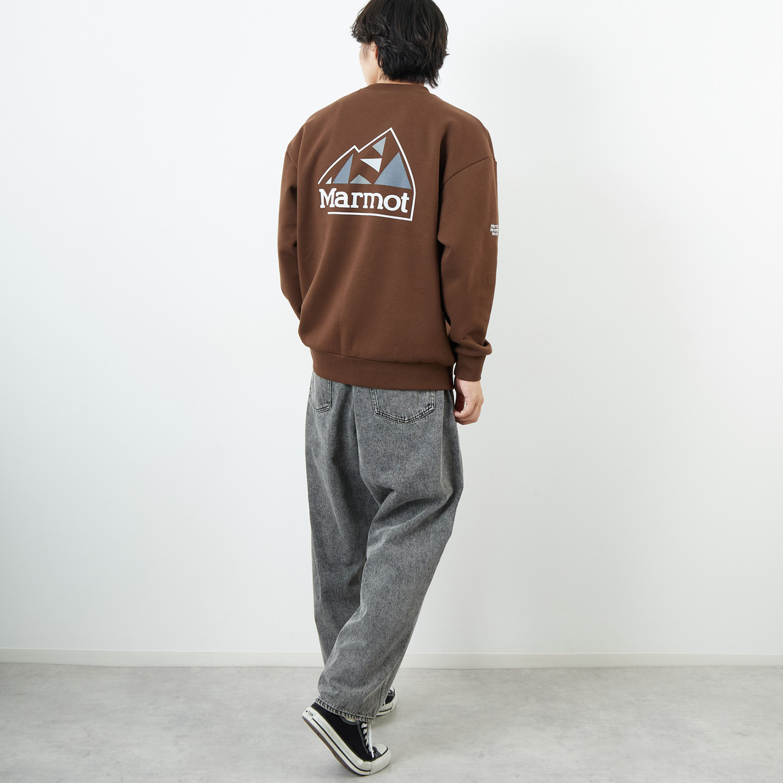 Marmot [マーモット] 別注 ブランドロゴ バックプリントスウェット [MTFW25USW362IN-JF] BROWN &&モデル身長：179cm 着用サイズ：L&&