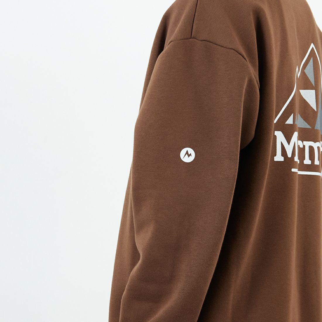 Marmot [マーモット] 別注 ブランドロゴ バックプリントスウェット [MTFW25USW362IN-JF] BROWN &&モデル身長：179cm 着用サイズ：L&&