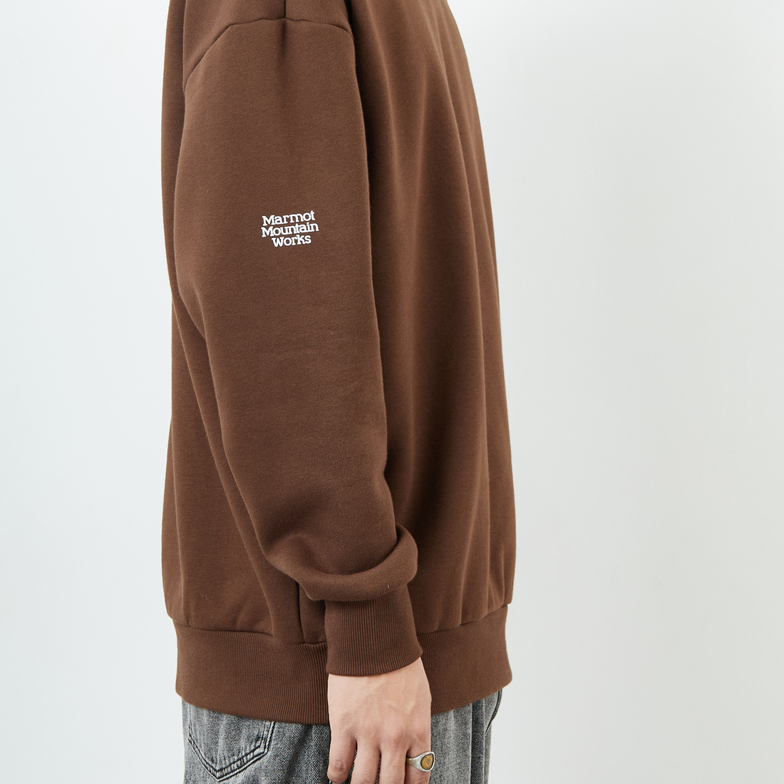 Marmot [マーモット] 別注 ブランドロゴ バックプリントスウェット [MTFW25USW362IN-JF] BROWN &&モデル身長：179cm 着用サイズ：L&&