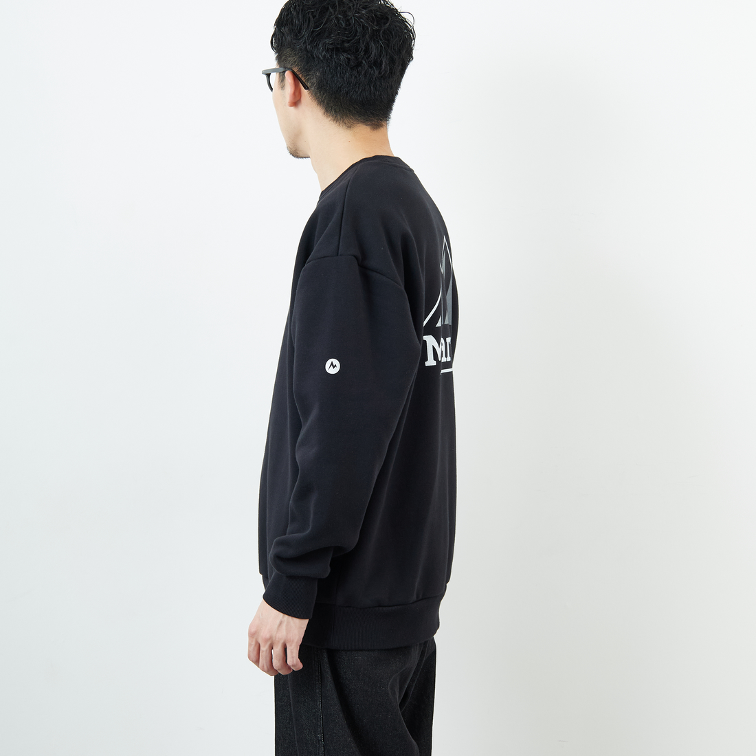 Marmot [マーモット] 別注 ブランドロゴ バックプリントスウェット [MTFW25USW362IN-JF] BLACK &&モデル身長：168cm 着用サイズ：L&&