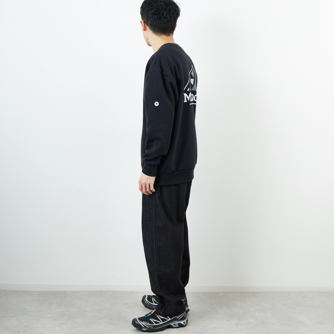 Marmot [マーモット] 別注 ブランドロゴ バックプリントスウェット [MTFW25USW362IN-JF] BLACK &&モデル身長：168cm 着用サイズ：L&&