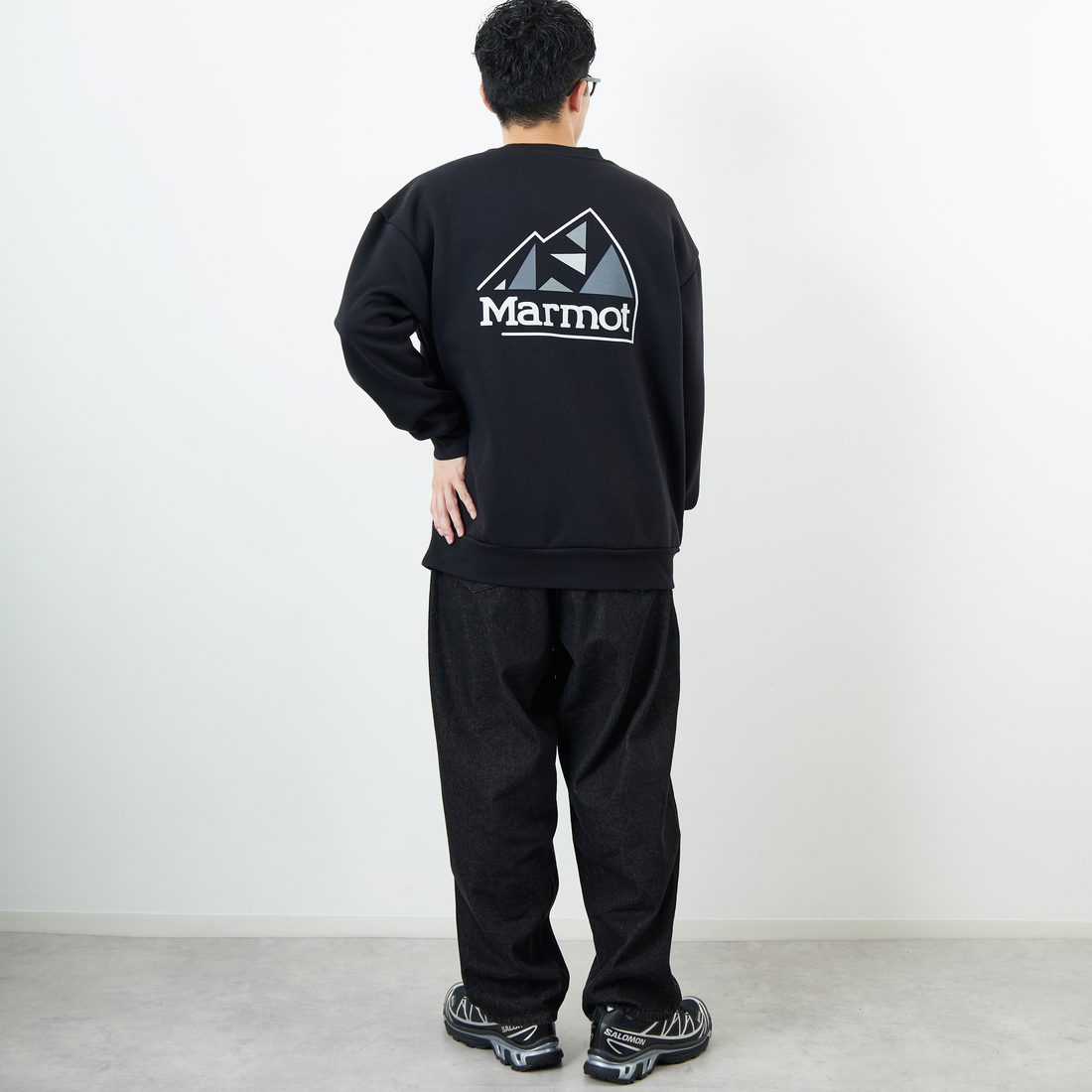Marmot [マーモット] 別注 ブランドロゴ バックプリントスウェット [MTFW25USW362IN-JF] BLACK &&モデル身長：168cm 着用サイズ：L&&
