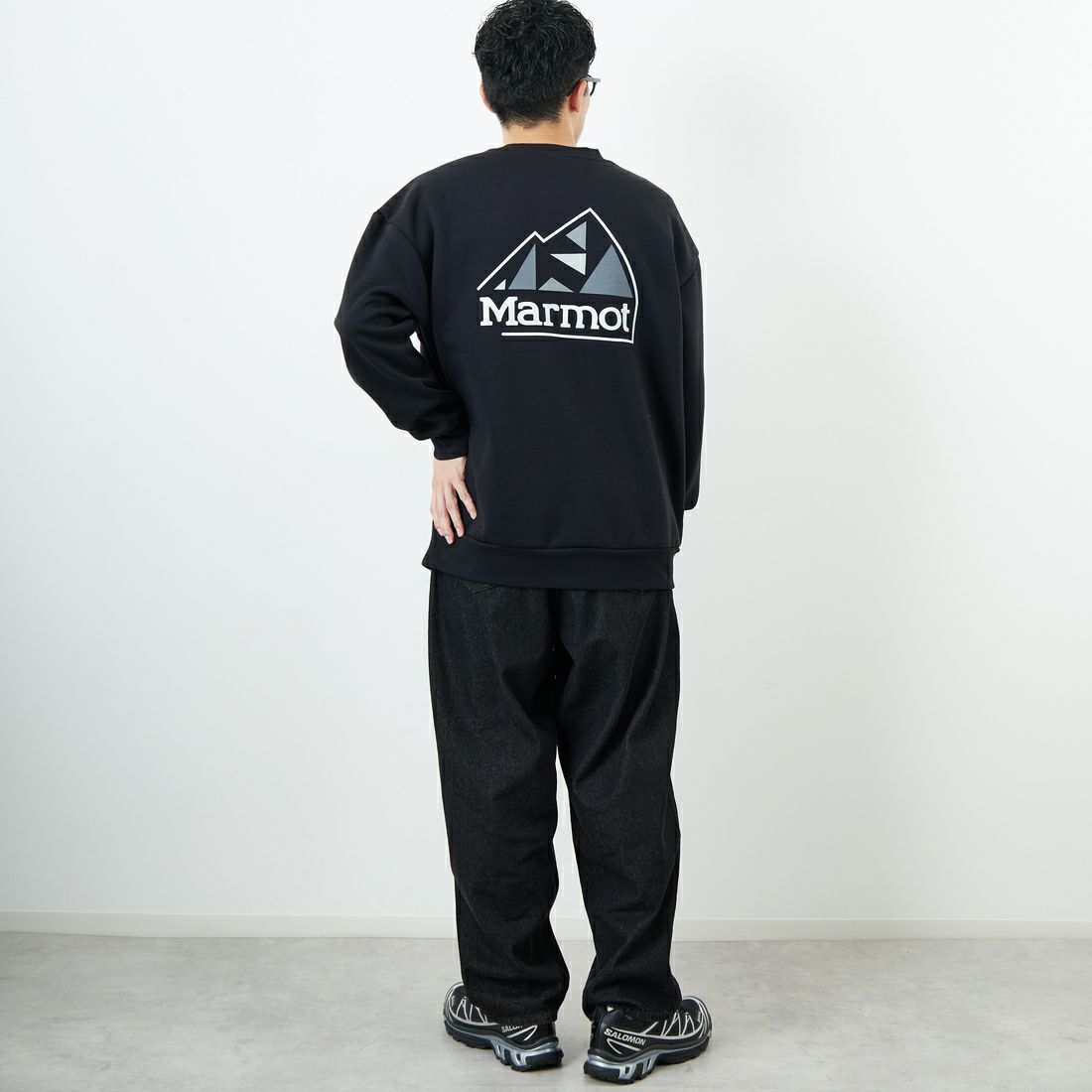 Marmot [マーモット] 別注 ブランドロゴ バックプリントスウェット [MTFW25USW362IN-JF] BLACK &&モデル身長：168cm 着用サイズ：L&&