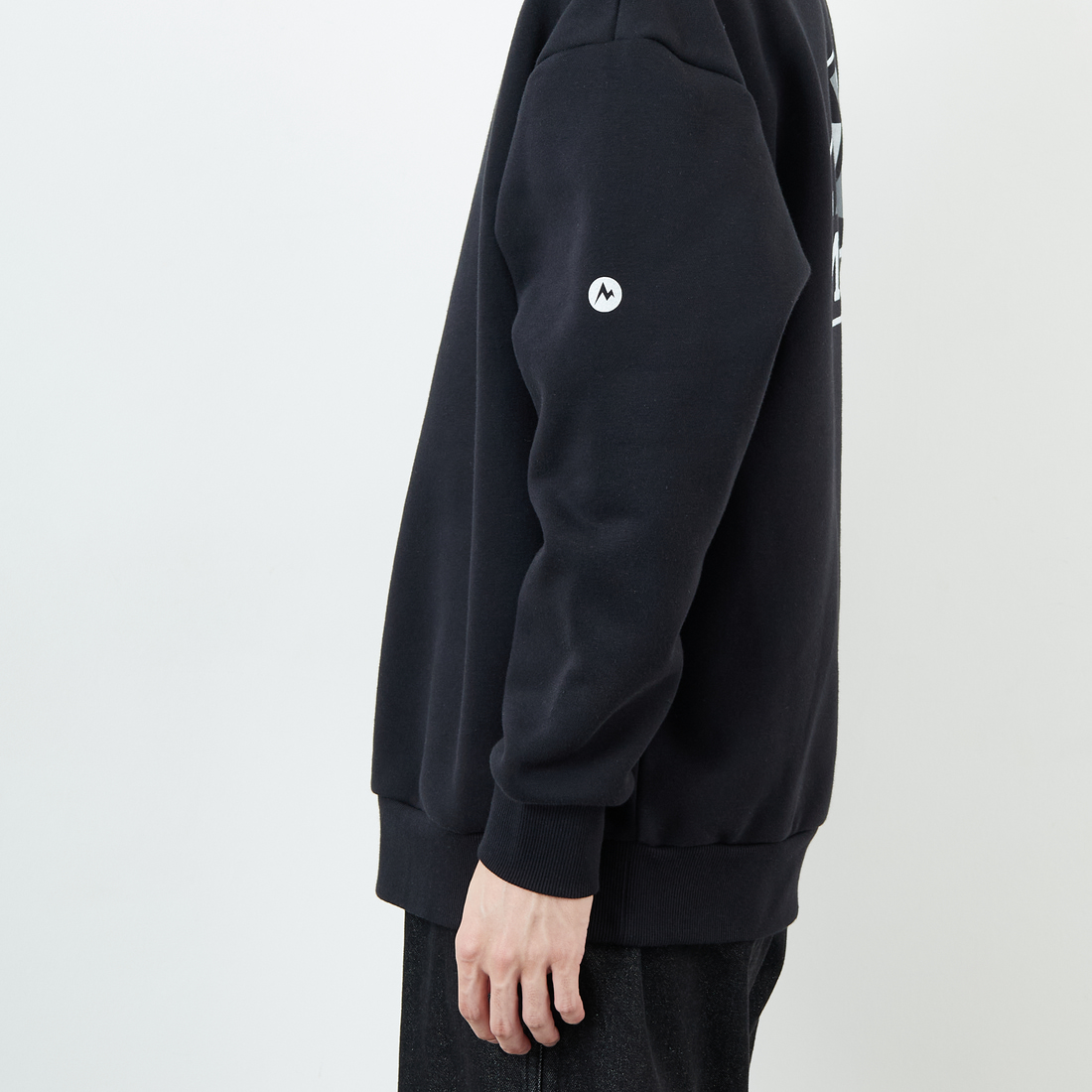 Marmot [マーモット] 別注 ブランドロゴ バックプリントスウェット [MTFW25USW362IN-JF] BLACK &&モデル身長：168cm 着用サイズ：L&&
