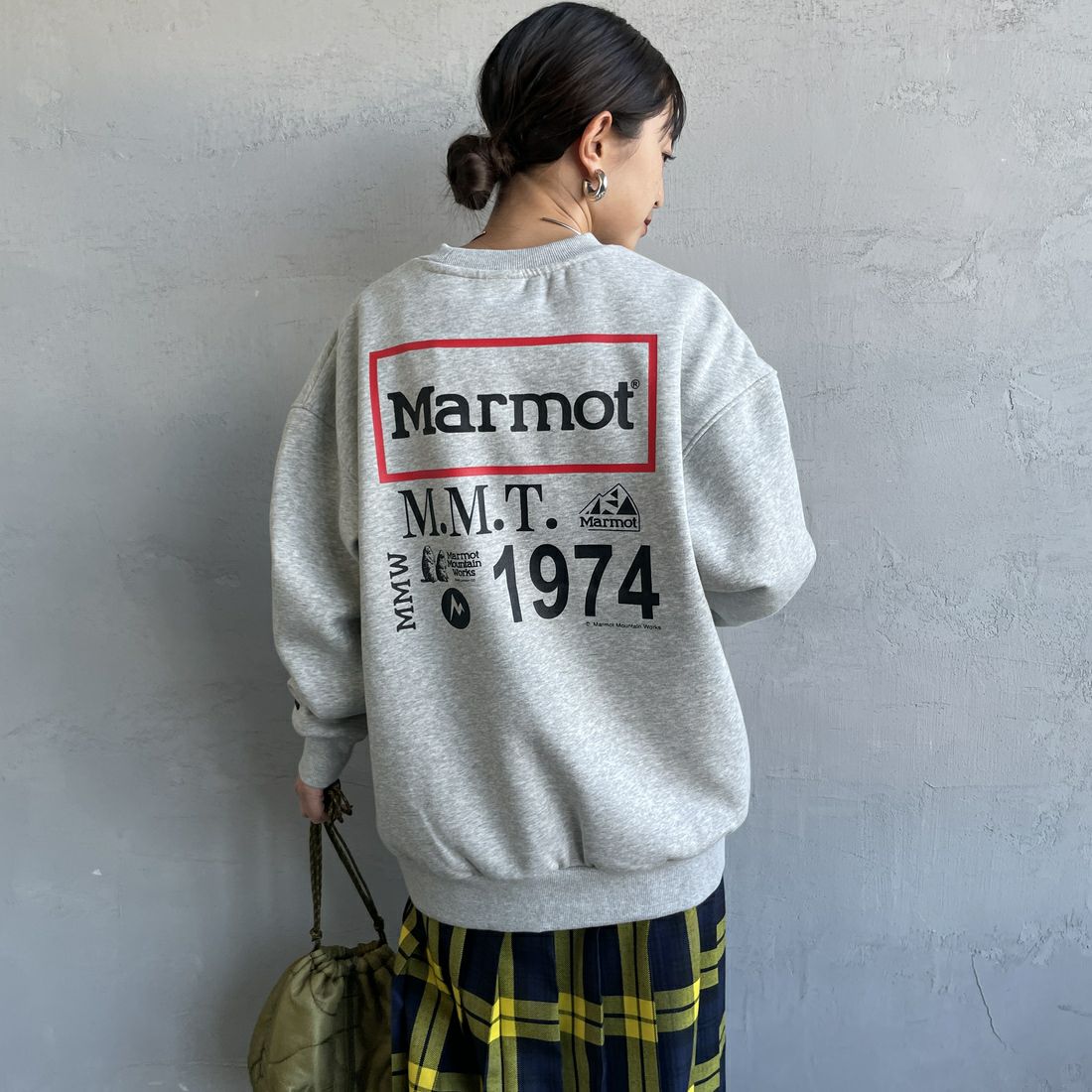 Marmot [マーモット] 別注 ヒストリーロゴ バックプリントスウェット [MTFW25USW363IN-JF] TOP GRAY &&モデル身長：150cm 着用サイズ：S&&