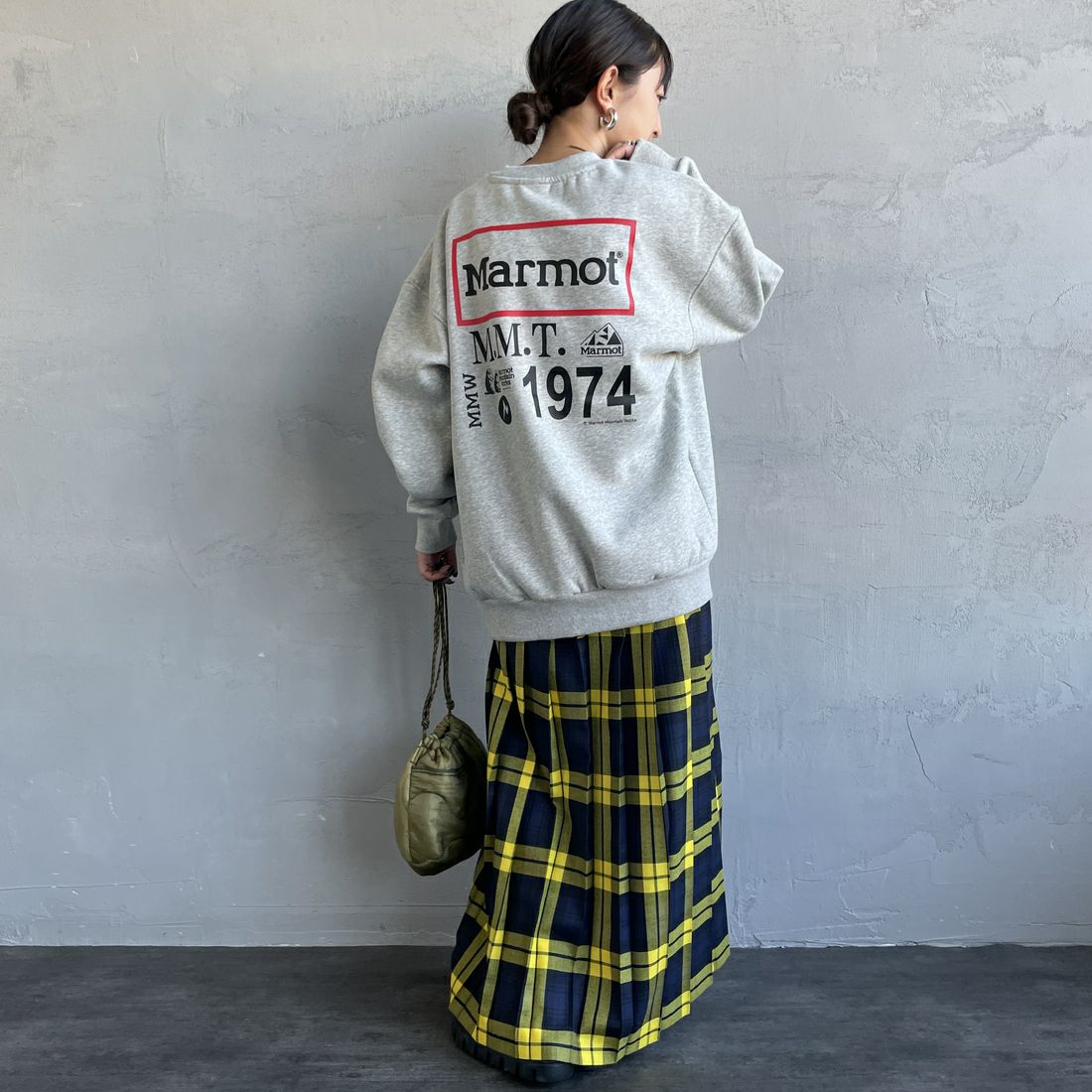 Marmot [マーモット] 別注 ヒストリーロゴ バックプリントスウェット [MTFW25USW363IN-JF] TOP GRAY &&モデル身長：150cm 着用サイズ：S&&