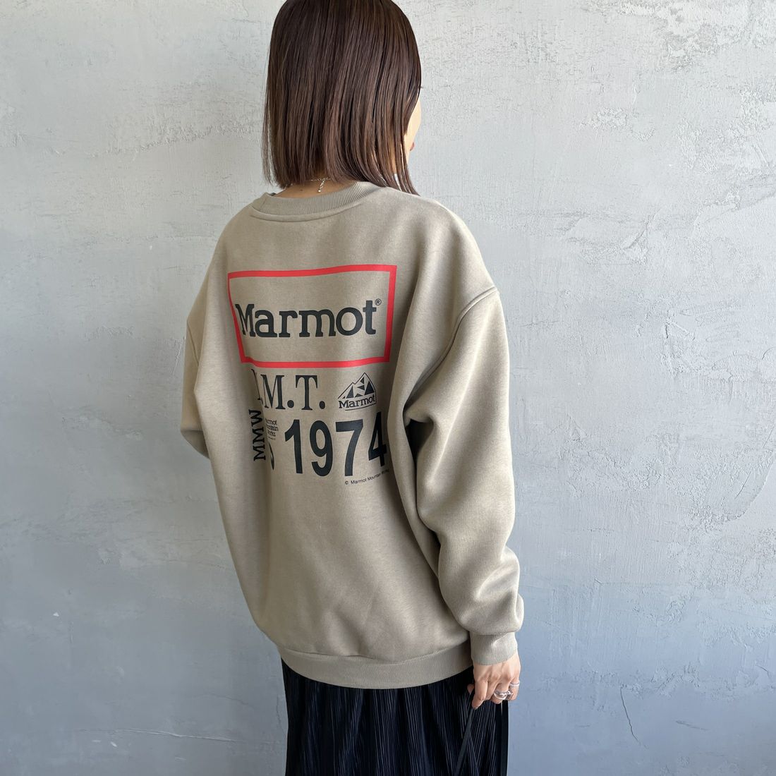 Marmot [マーモット] 別注 ヒストリーロゴ バックプリントスウェット [MTFW25USW363IN-JF] BEIGE &&モデル身長：159cm 着用サイズ：S&&