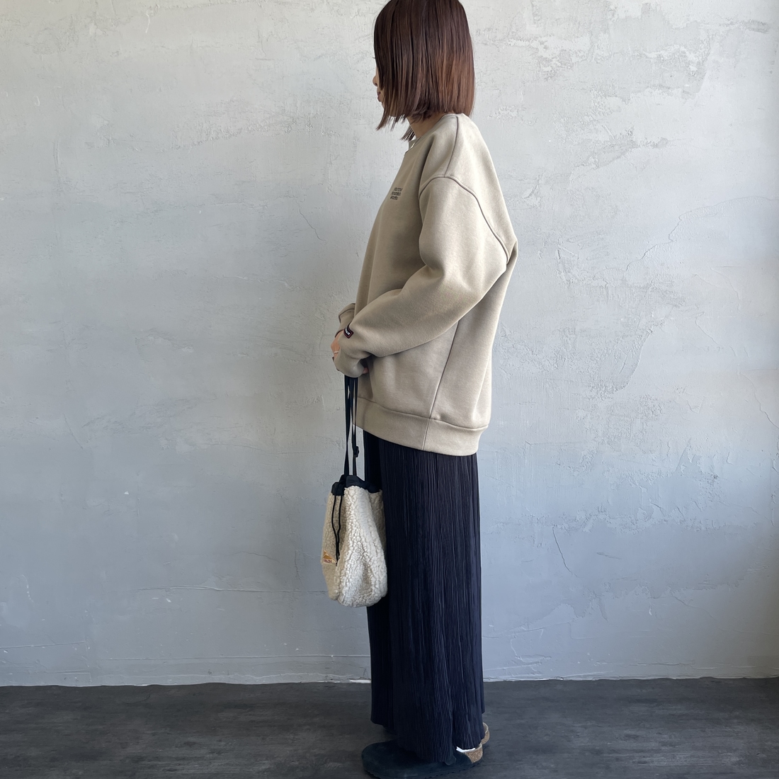 Marmot [マーモット] 別注 ヒストリーロゴ バックプリントスウェット [MTFW25USW363IN-JF] BEIGE &&モデル身長：159cm 着用サイズ：S&&
