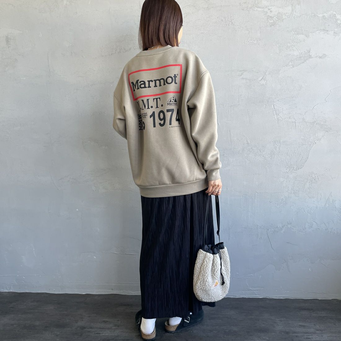 Marmot [マーモット] 別注 ヒストリーロゴ バックプリントスウェット [MTFW25USW363IN-JF] BEIGE &&モデル身長：159cm 着用サイズ：S&&