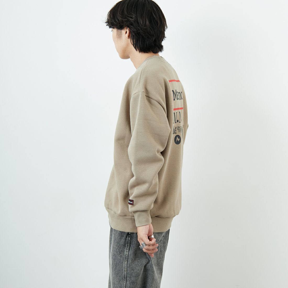 Marmot [マーモット] 別注 ヒストリーロゴ バックプリントスウェット [MTFW25USW363IN-JF] BEIGE &&モデル身長：179cm 着用サイズ：L&&