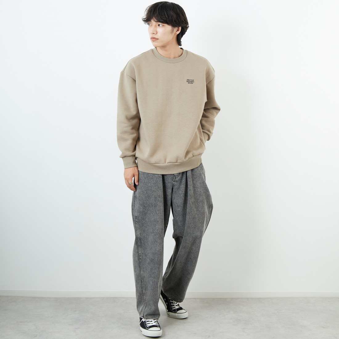 Marmot [マーモット] 別注 ヒストリーロゴ バックプリントスウェット [MTFW25USW363IN-JF] BEIGE &&モデル身長：179cm 着用サイズ：L&&