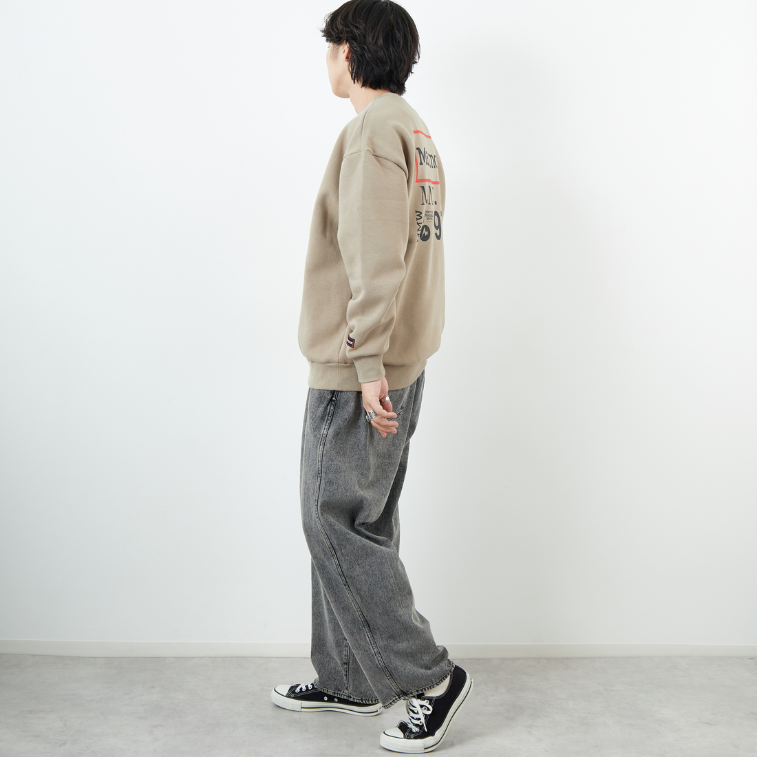 Marmot [マーモット] 別注 ヒストリーロゴ バックプリントスウェット [MTFW25USW363IN-JF] BEIGE &&モデル身長：179cm 着用サイズ：L&&