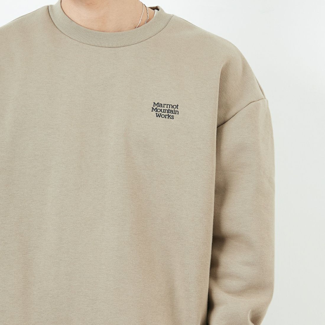 Marmot [マーモット] 別注 ヒストリーロゴ バックプリントスウェット [MTFW25USW363IN-JF] BEIGE &&モデル身長：179cm 着用サイズ：L&&