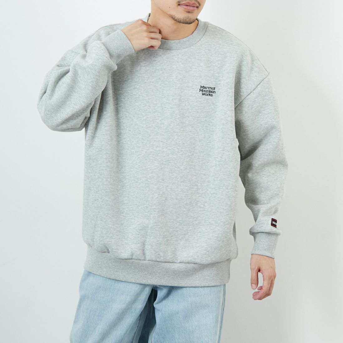 Marmot [マーモット] 別注 ヒストリーロゴ バックプリントスウェット [MTFW25USW363IN-JF] TOP GRAY &&モデル身長：168cm 着用サイズ：L&&