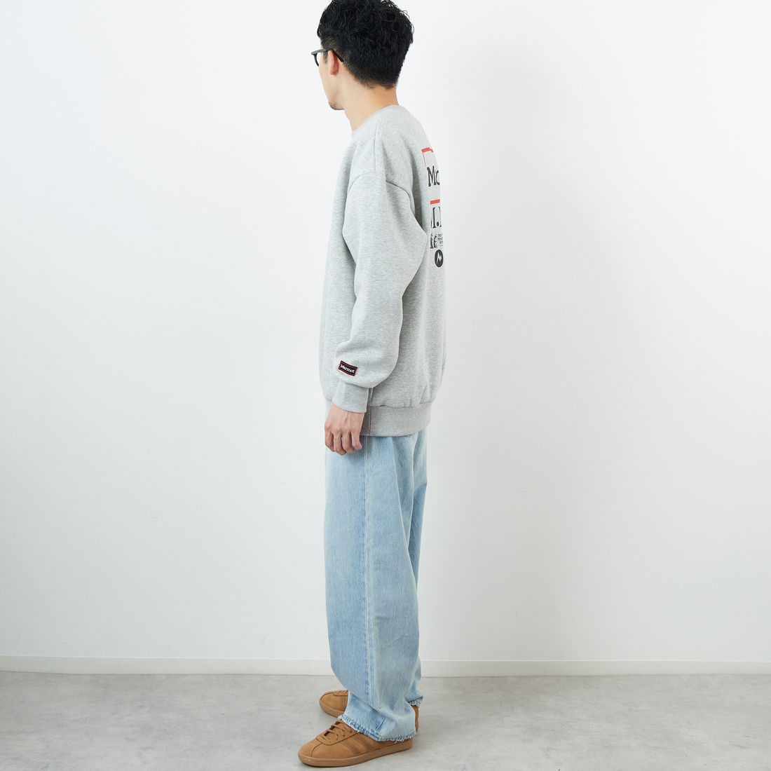 Marmot [マーモット] 別注 ヒストリーロゴ バックプリントスウェット [MTFW25USW363IN-JF] TOP GRAY &&モデル身長：168cm 着用サイズ：L&&