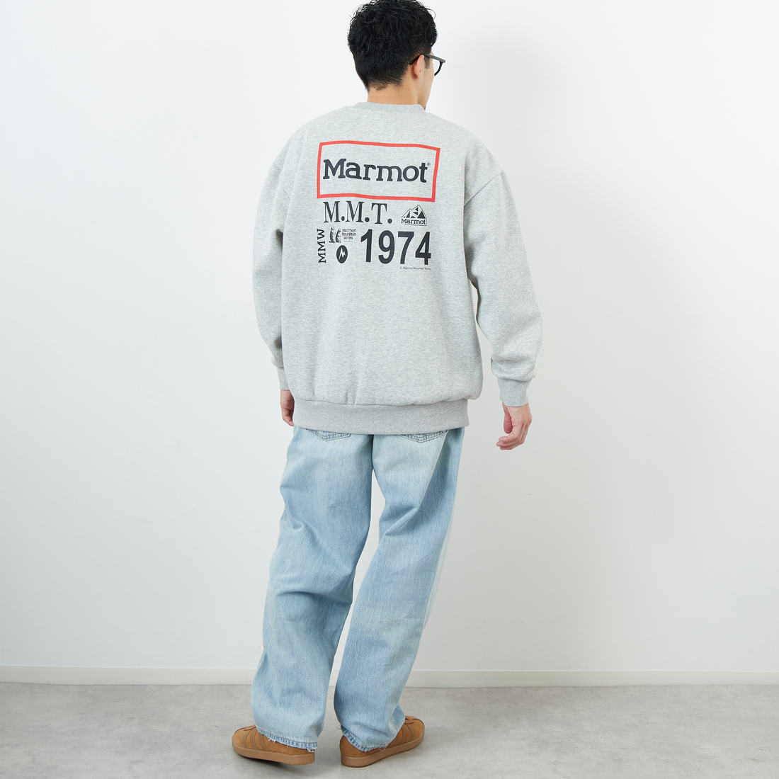 Marmot [マーモット] 別注 ヒストリーロゴ バックプリントスウェット [MTFW25USW363IN-JF] TOP GRAY &&モデル身長：168cm 着用サイズ：L&&