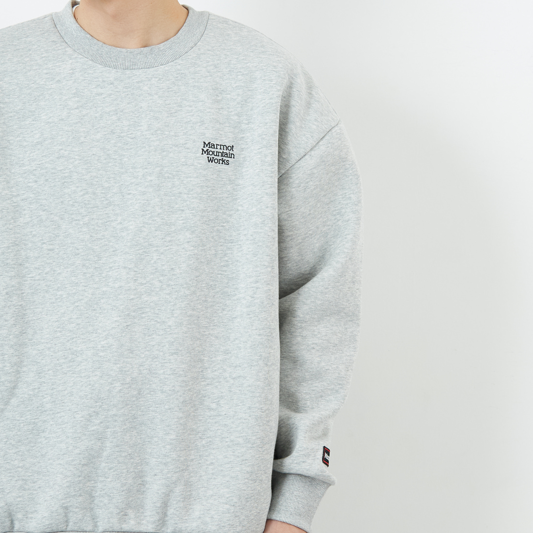 Marmot [マーモット] 別注 ヒストリーロゴ バックプリントスウェット [MTFW25USW363IN-JF] TOP GRAY &&モデル身長：168cm 着用サイズ：L&&