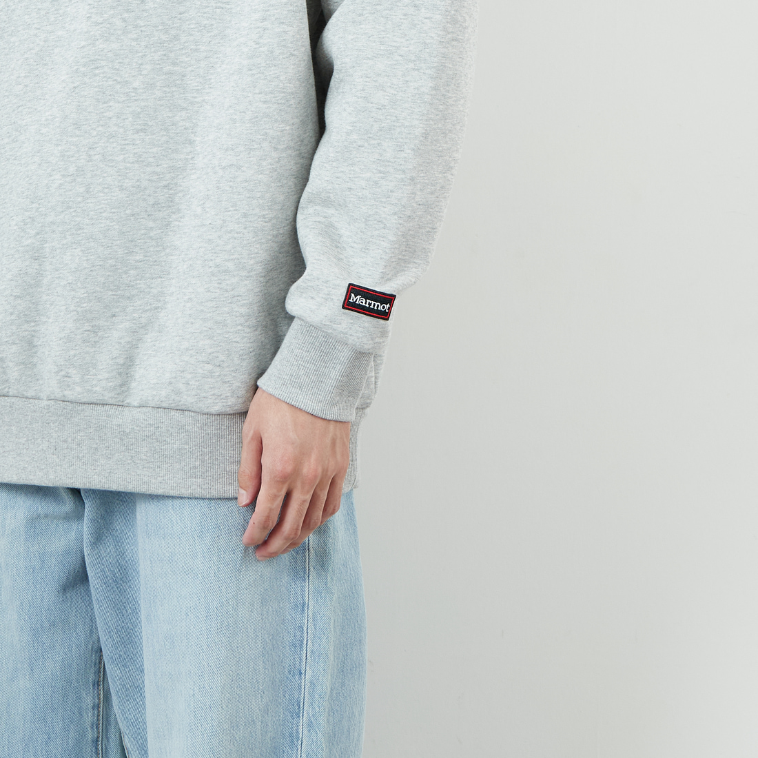 Marmot [マーモット] 別注 ヒストリーロゴ バックプリントスウェット [MTFW25USW363IN-JF] TOP GRAY &&モデル身長：168cm 着用サイズ：L&&