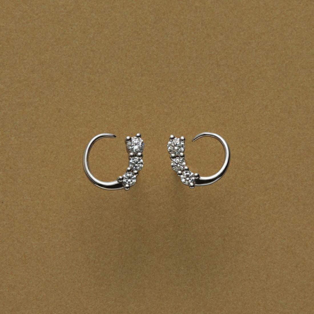 Baqless [バックレス] オネスティ ツイスト シルバー ピアス [CZ-TW-SV] SILVER