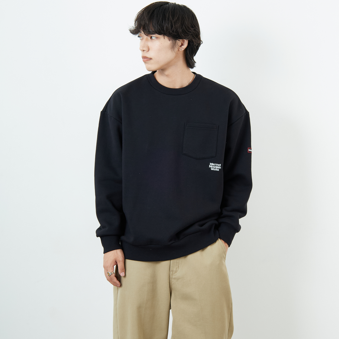 Marmot [マーモット] 別注 ワンポイントロゴ ポケットスウェット [MTFW25USW361IN-JF] BLACK &&モデル身長：179cm 着用サイズ：L&&