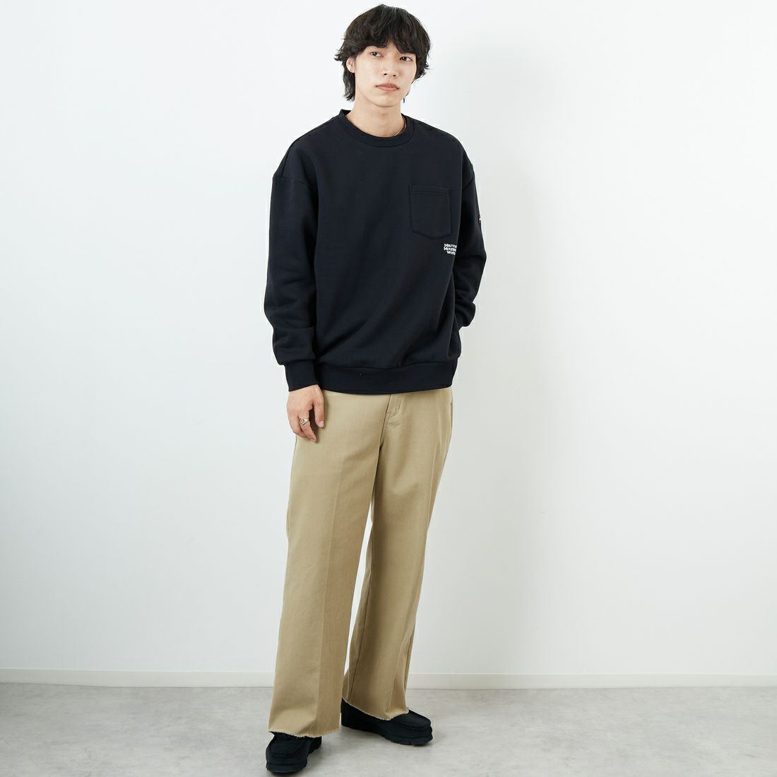 Marmot [マーモット] 別注 ワンポイントロゴ ポケットスウェット [MTFW25USW361IN-JF] BLACK &&モデル身長：179cm 着用サイズ：L&&