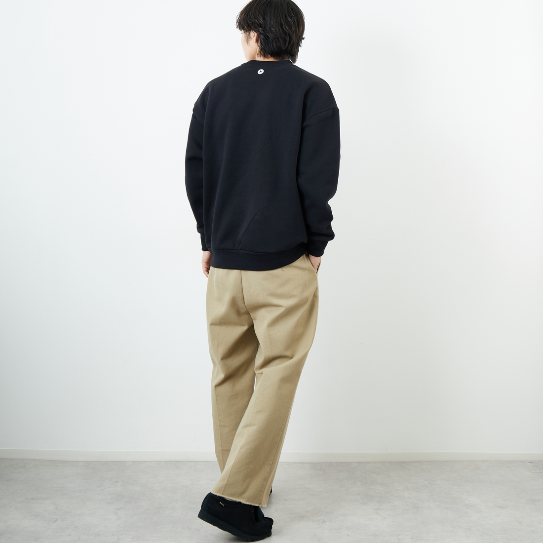 Marmot [マーモット] 別注 ワンポイントロゴ ポケットスウェット [MTFW25USW361IN-JF] BLACK &&モデル身長：179cm 着用サイズ：L&&