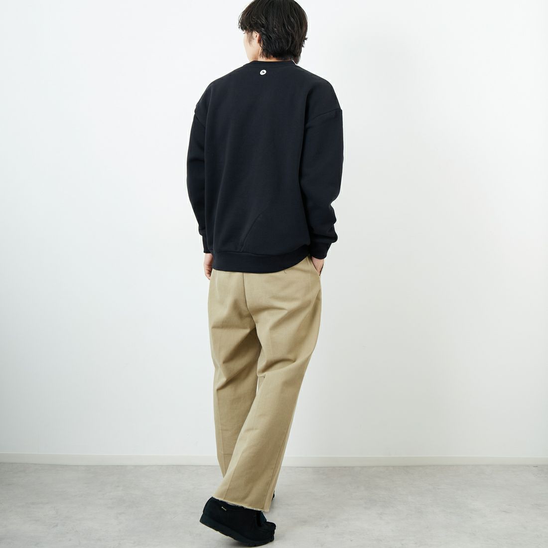 Marmot [マーモット] 別注 ワンポイントロゴ ポケットスウェット [MTFW25USW361IN-JF] BLACK &&モデル身長：179cm 着用サイズ：L&&