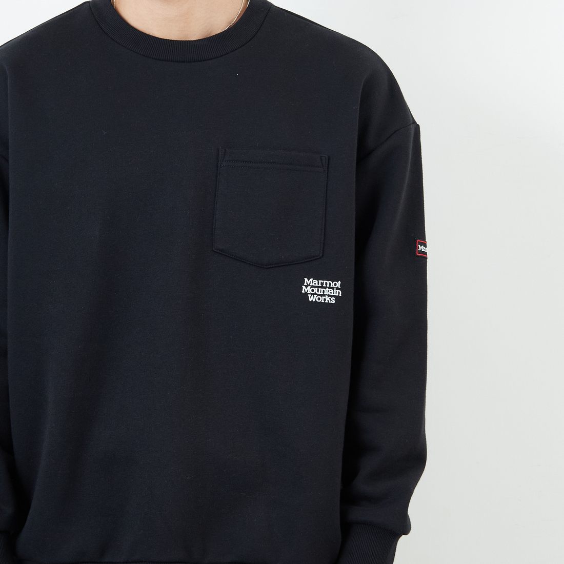 Marmot [マーモット] 別注 ワンポイントロゴ ポケットスウェット [MTFW25USW361IN-JF] BLACK &&モデル身長：179cm 着用サイズ：L&&