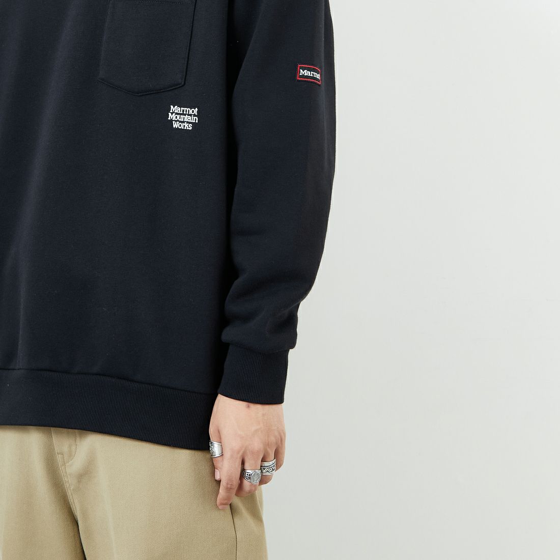 Marmot [マーモット] 別注 ワンポイントロゴ ポケットスウェット [MTFW25USW361IN-JF] BLACK &&モデル身長：179cm 着用サイズ：L&&
