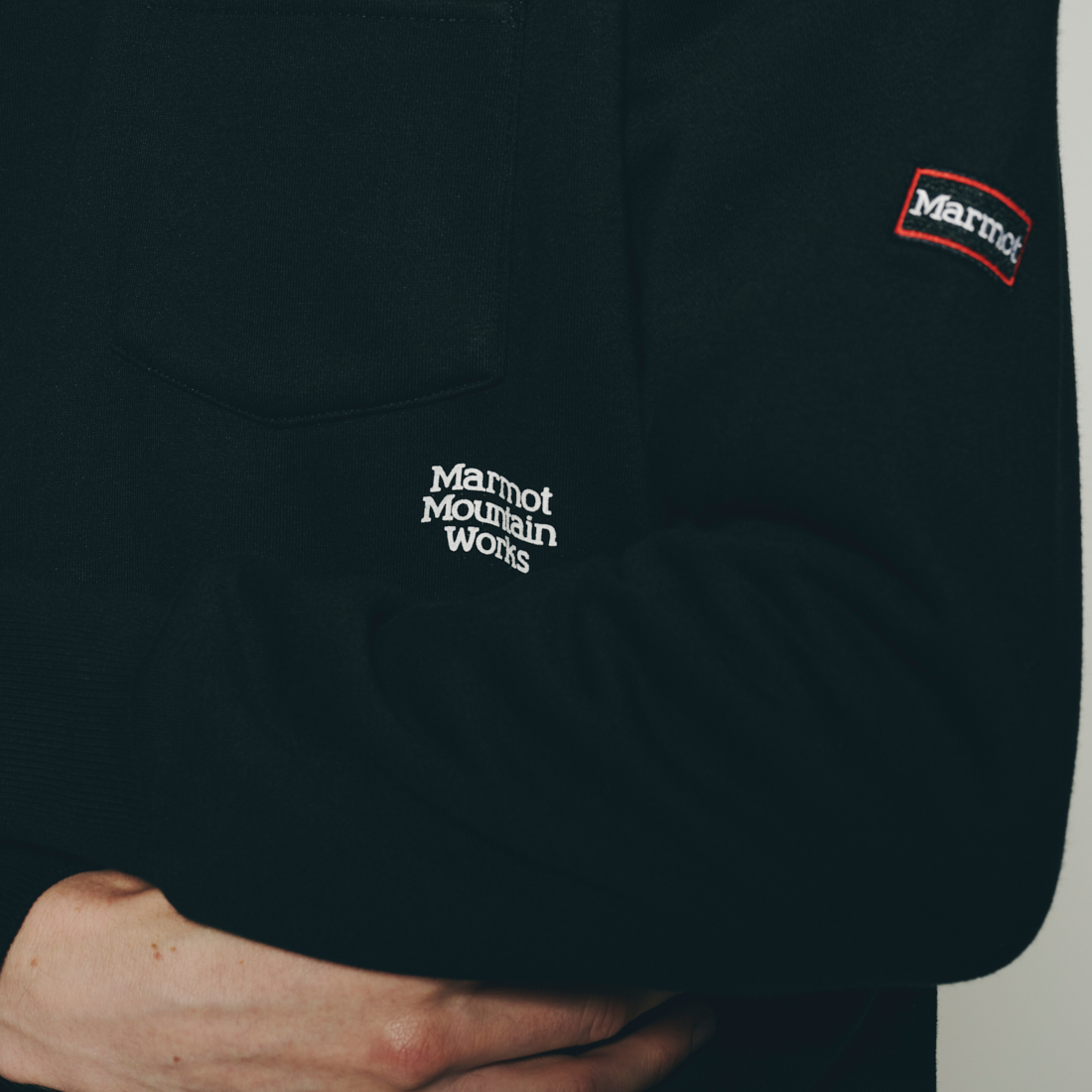 Marmot [マーモット] 別注 ワンポイントロゴ ポケットスウェット [MTFW25USW361IN-JF] BLACK