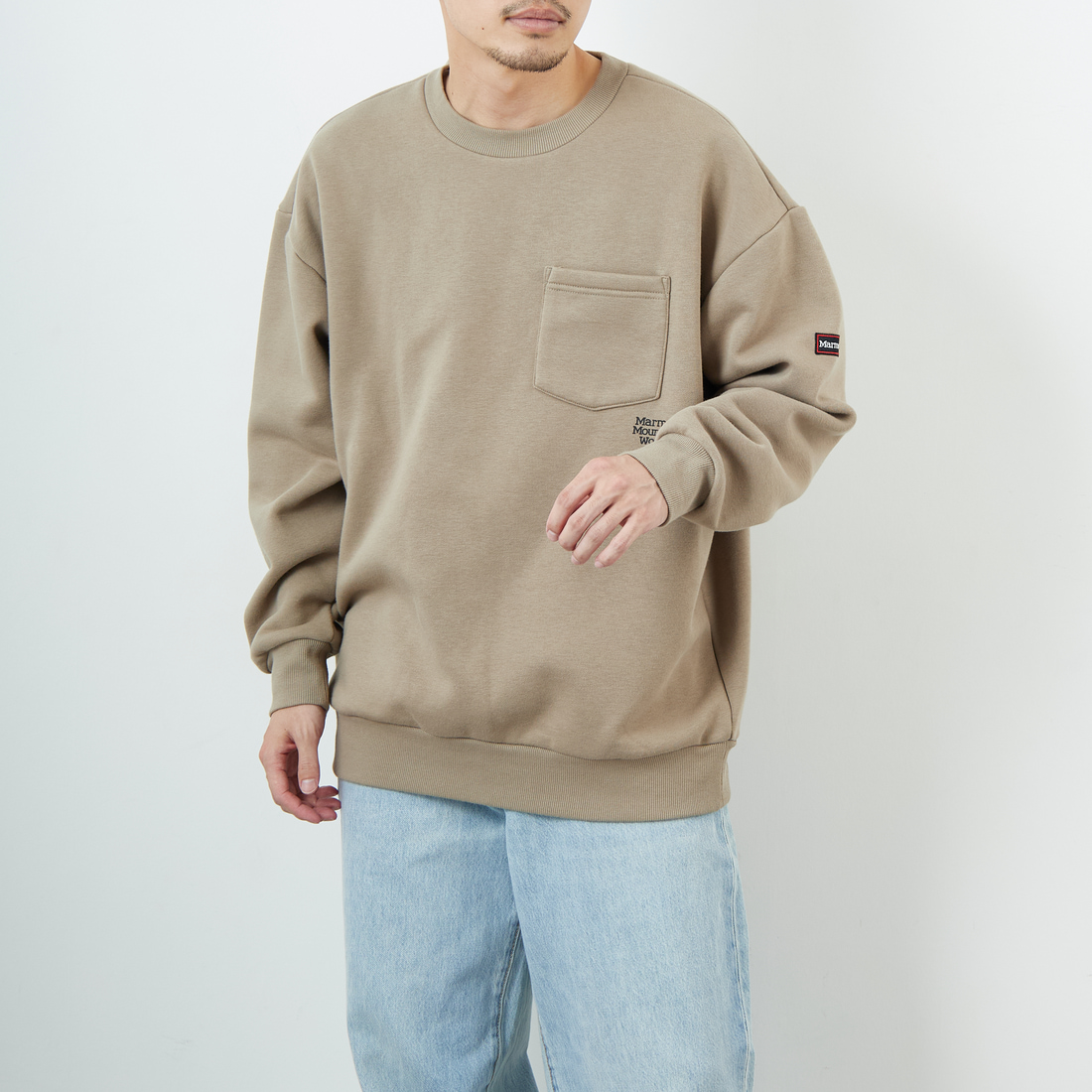 Marmot [マーモット] 別注 ワンポイントロゴ ポケットスウェット [MTFW25USW361IN-JF] BEIGE &&モデル身長：168cm 着用サイズ：L&&