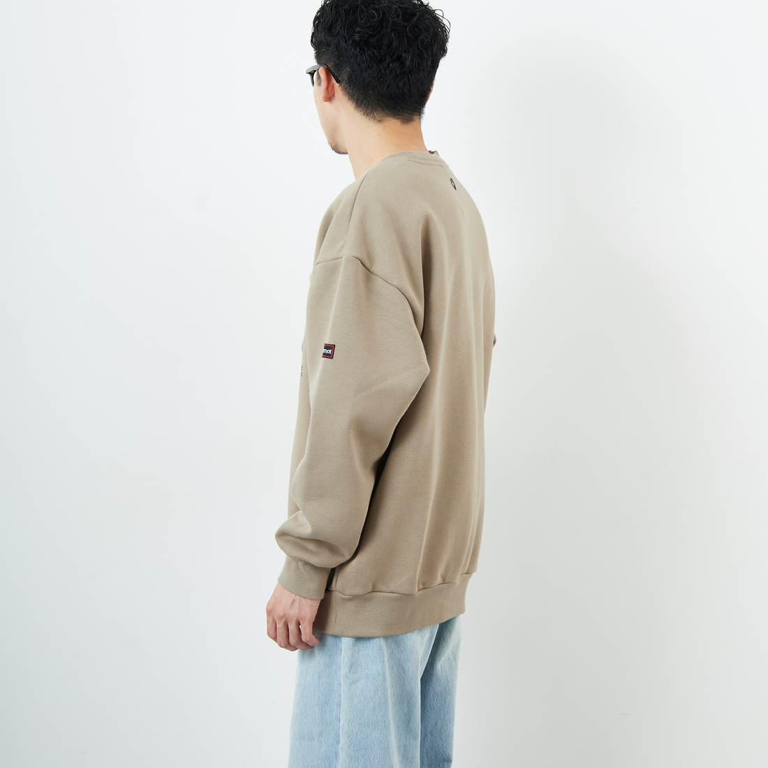 Marmot [マーモット] 別注 ワンポイントロゴ ポケットスウェット [MTFW25USW361IN-JF] BEIGE &&モデル身長：168cm 着用サイズ：L&&