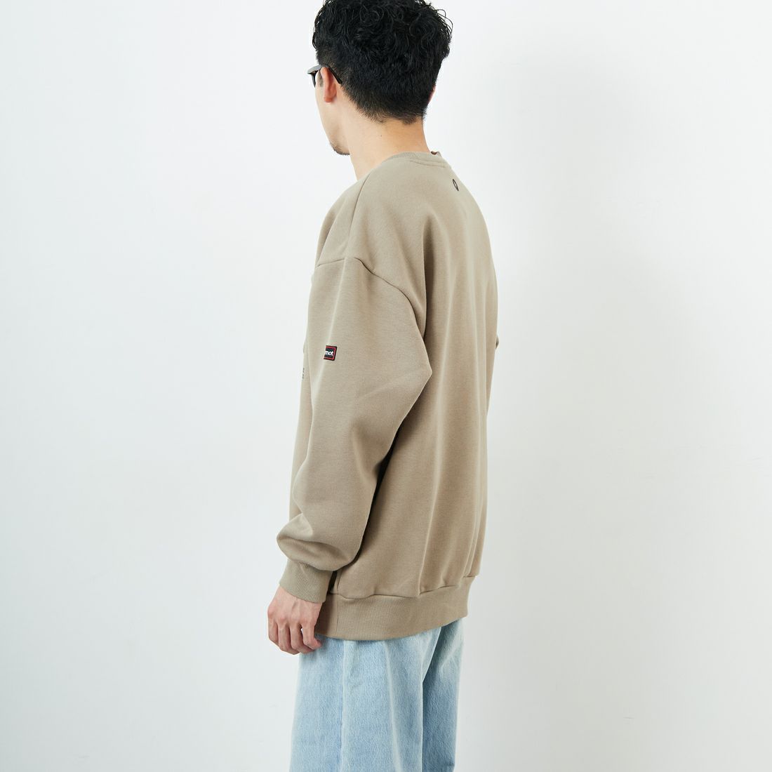 Marmot [マーモット] 別注 ワンポイントロゴ ポケットスウェット [MTFW25USW361IN-JF] BEIGE &&モデル身長：168cm 着用サイズ：L&&