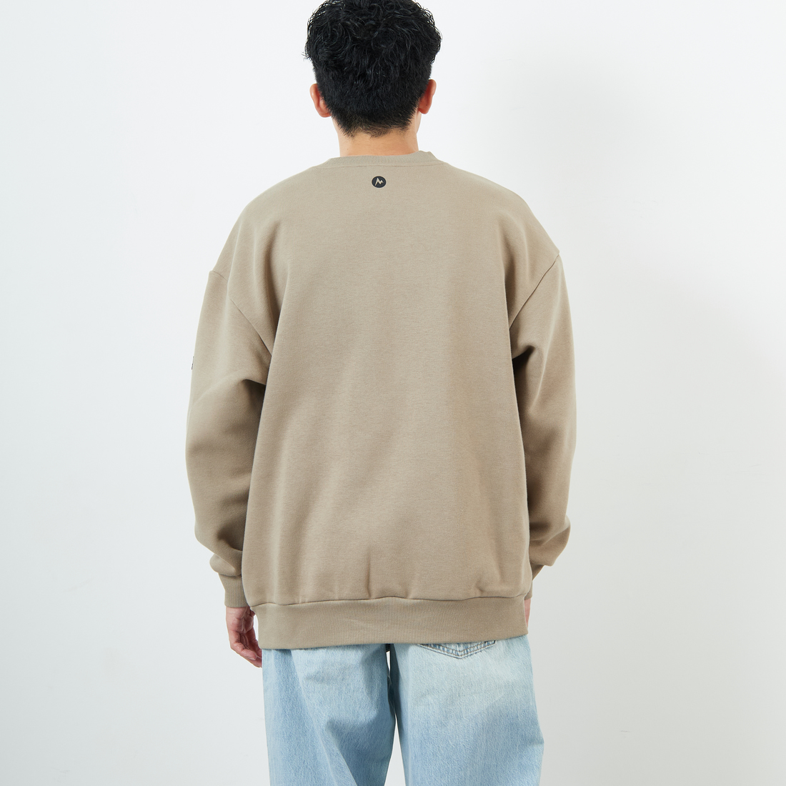 Marmot [マーモット] 別注 ワンポイントロゴ ポケットスウェット [MTFW25USW361IN-JF] BEIGE &&モデル身長：168cm 着用サイズ：L&&