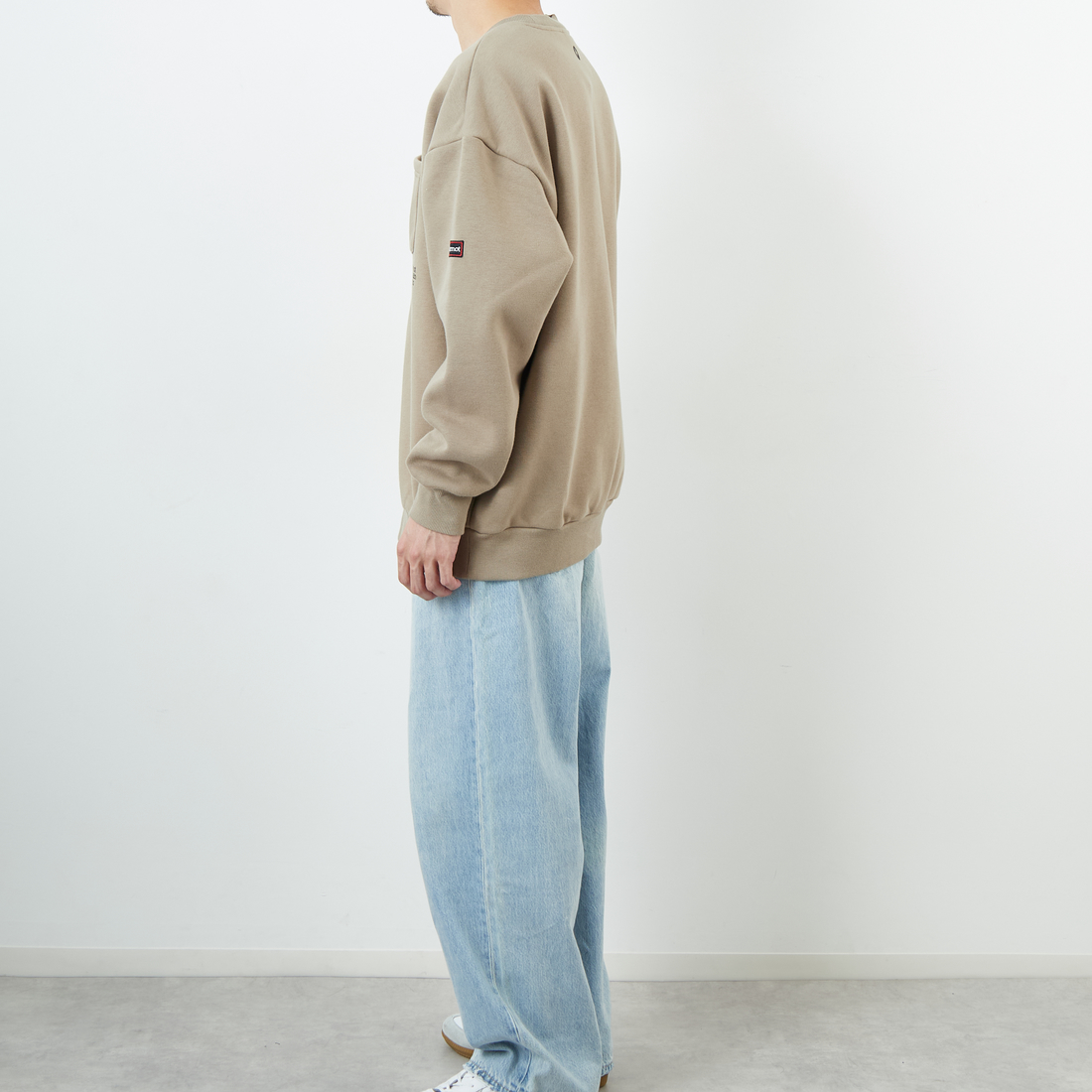 Marmot [マーモット] 別注 ワンポイントロゴ ポケットスウェット [MTFW25USW361IN-JF] BEIGE &&モデル身長：168cm 着用サイズ：L&&