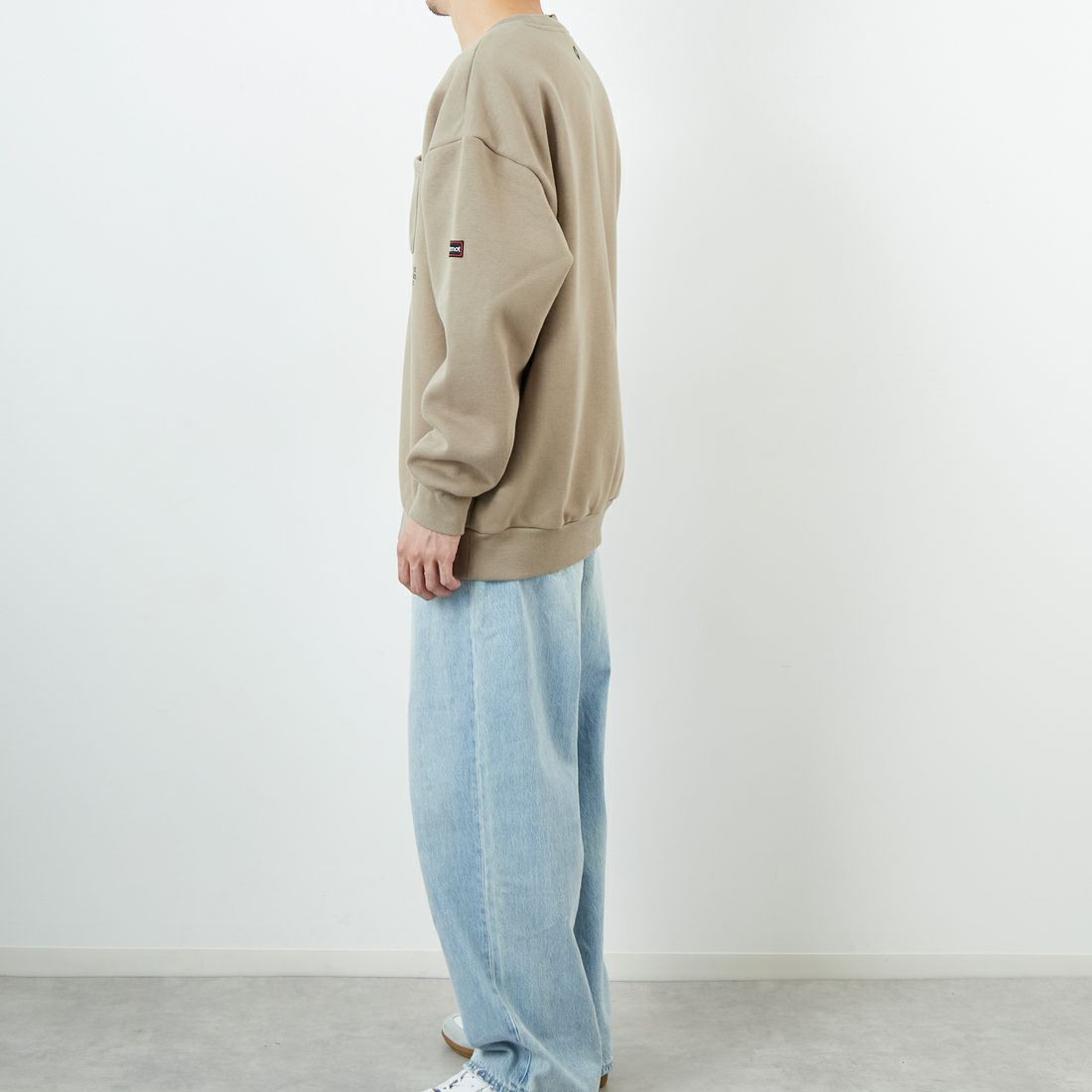 Marmot [マーモット] 別注 ワンポイントロゴ ポケットスウェット [MTFW25USW361IN-JF] BEIGE &&モデル身長：168cm 着用サイズ：L&&