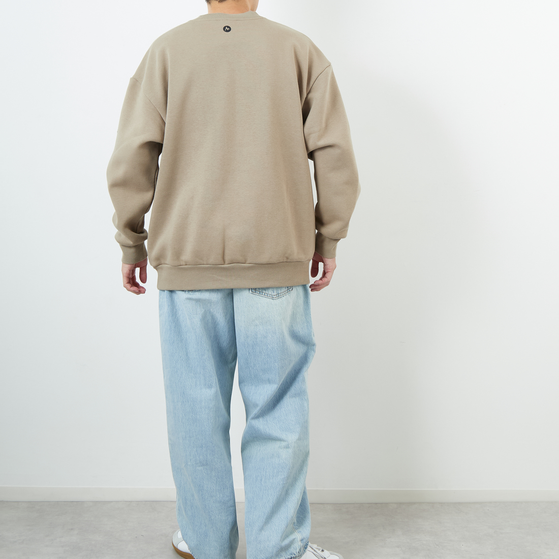 Marmot [マーモット] 別注 ワンポイントロゴ ポケットスウェット [MTFW25USW361IN-JF] BEIGE &&モデル身長：168cm 着用サイズ：L&&