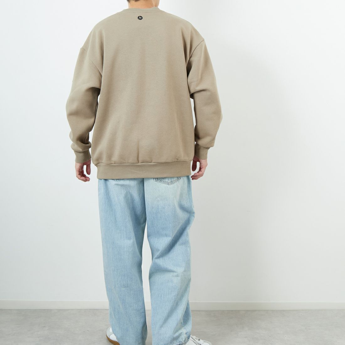 Marmot [マーモット] 別注 ワンポイントロゴ ポケットスウェット [MTFW25USW361IN-JF] BEIGE &&モデル身長：168cm 着用サイズ：L&&