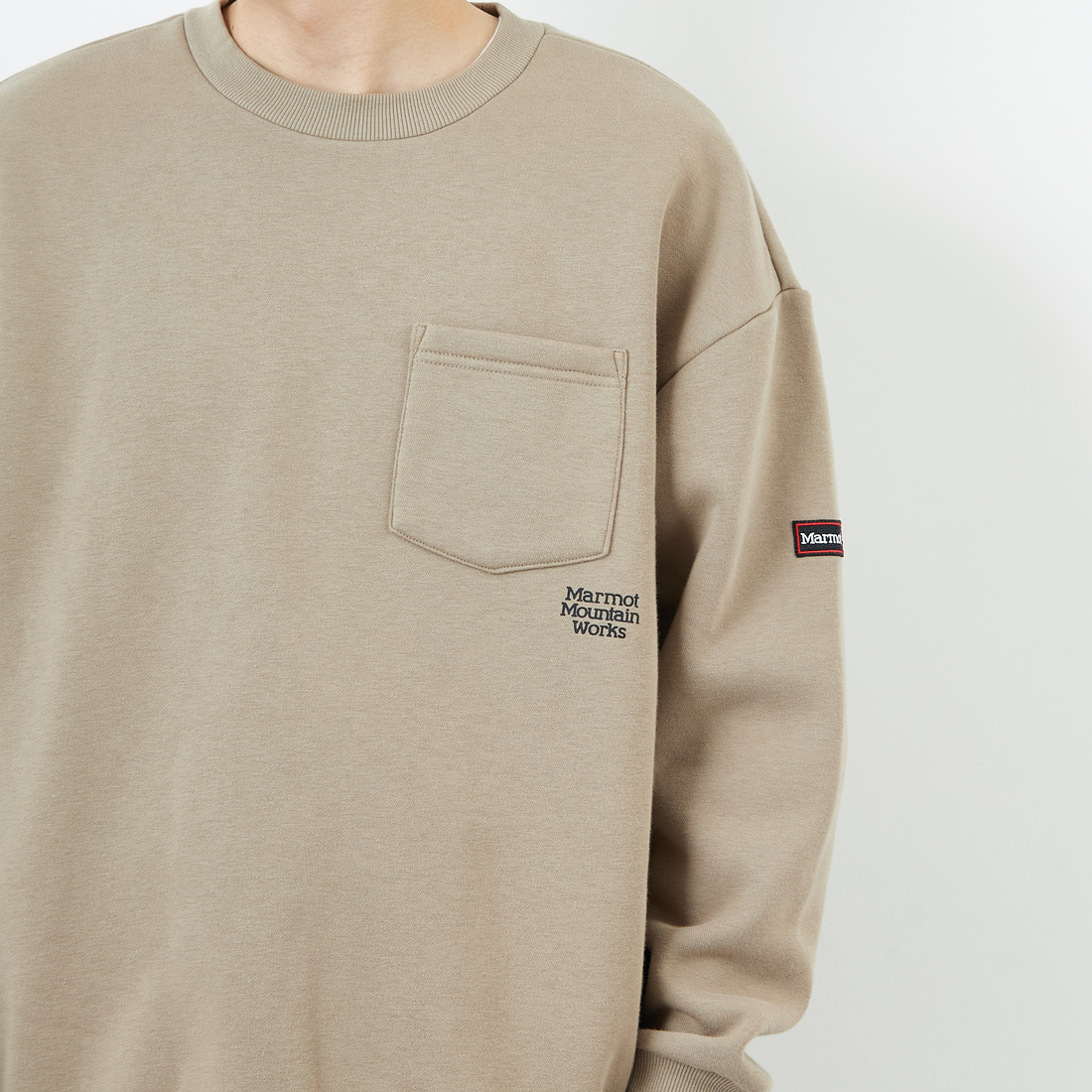 Marmot [マーモット] 別注 ワンポイントロゴ ポケットスウェット [MTFW25USW361IN-JF] BEIGE &&モデル身長：168cm 着用サイズ：L&&