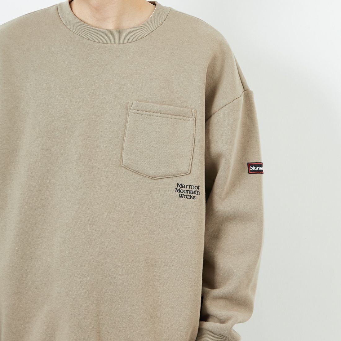 Marmot [マーモット] 別注 ワンポイントロゴ ポケットスウェット [MTFW25USW361IN-JF] BEIGE &&モデル身長：168cm 着用サイズ：L&&